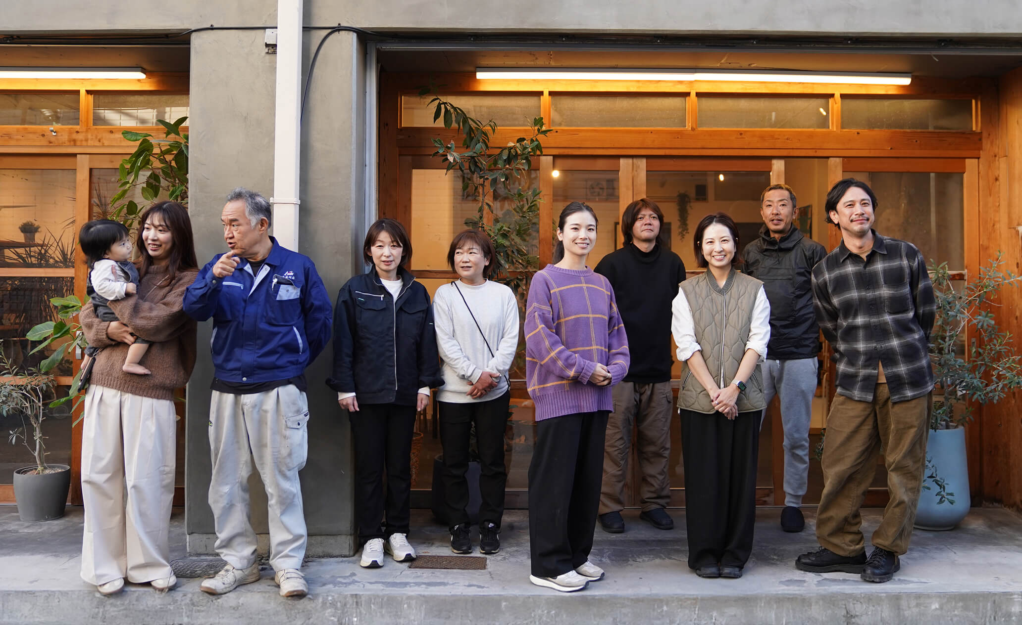 笑顔でお店の前に立つスタッフの集合写真