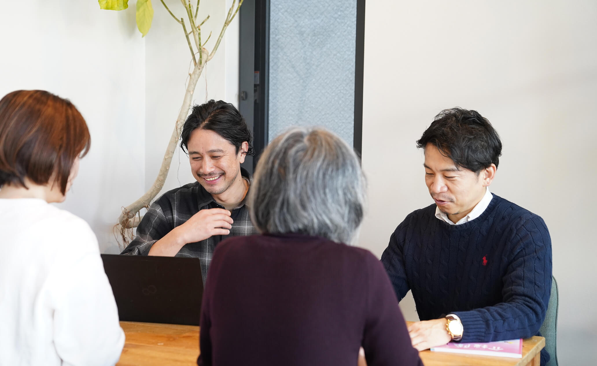 説明をするスタッフとそれを聞くお客様の写真