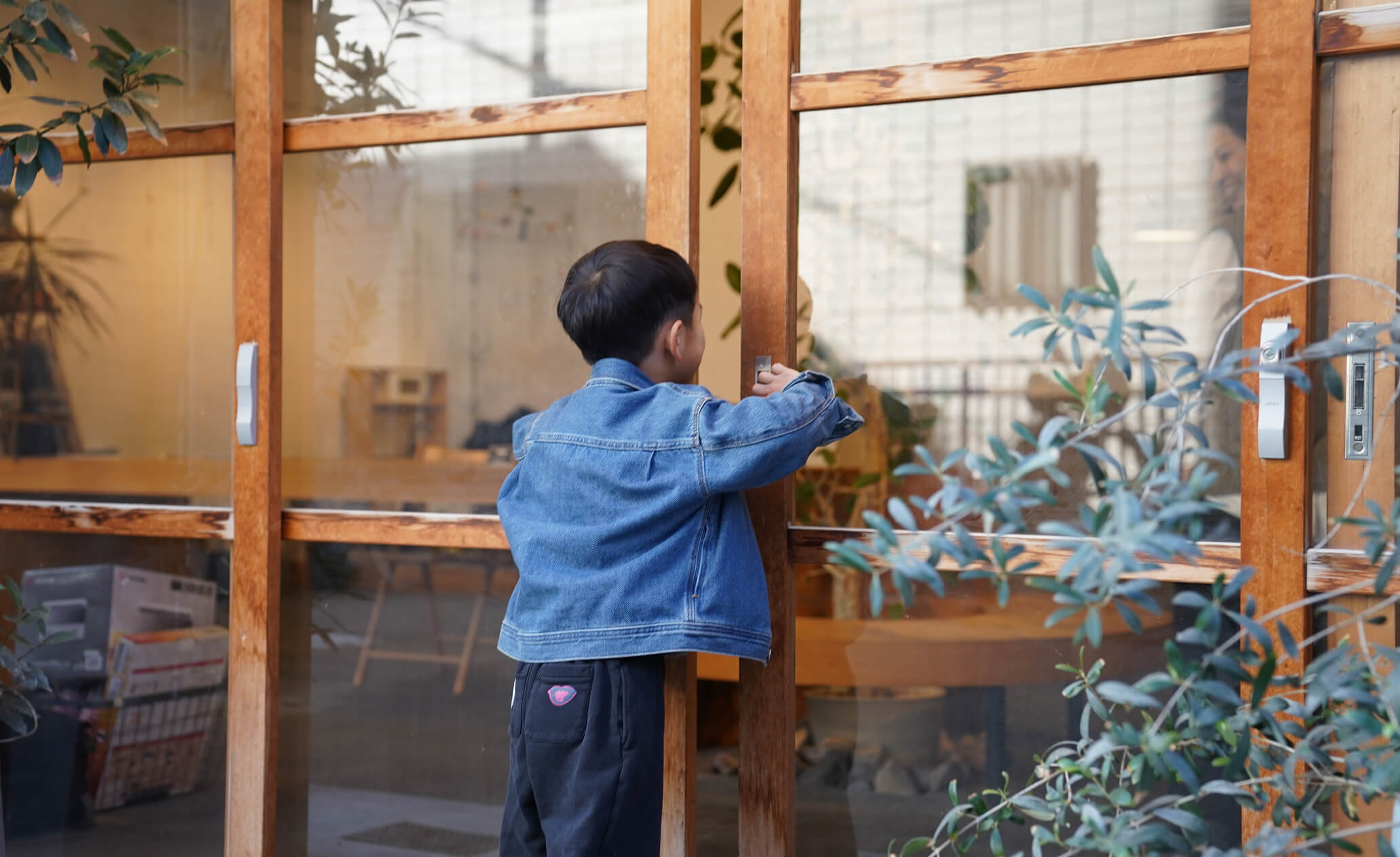 お店を覗く子供の後ろ姿の写真