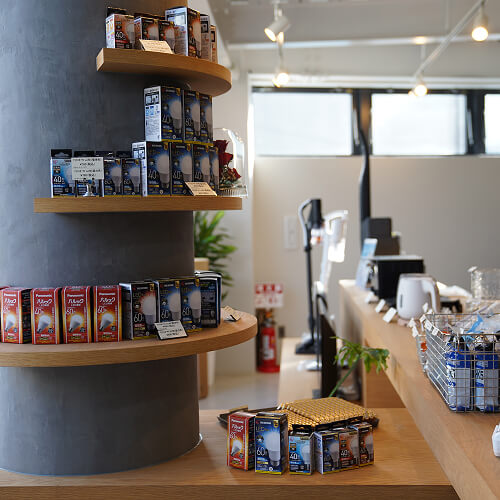 電球や家電が並ぶ店内の写真