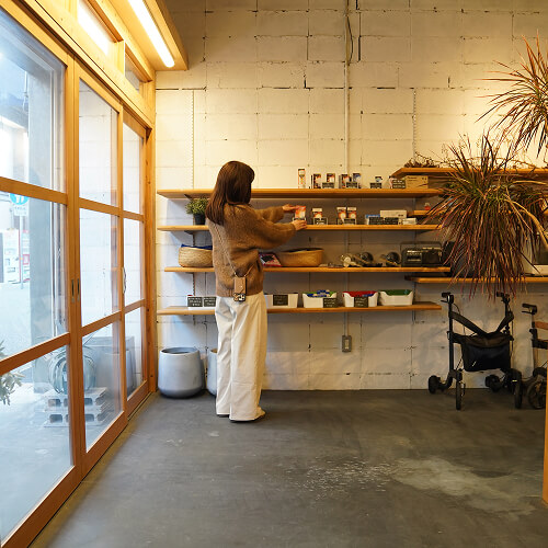 店内の商品陳列を整理しているスタッフの写真