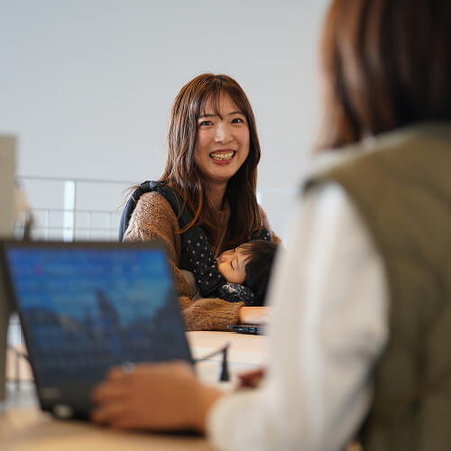 パソコンを前に話すスタッフ達の写真