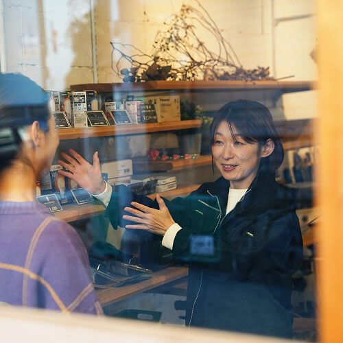 お客様に説明をするスタッフの写真