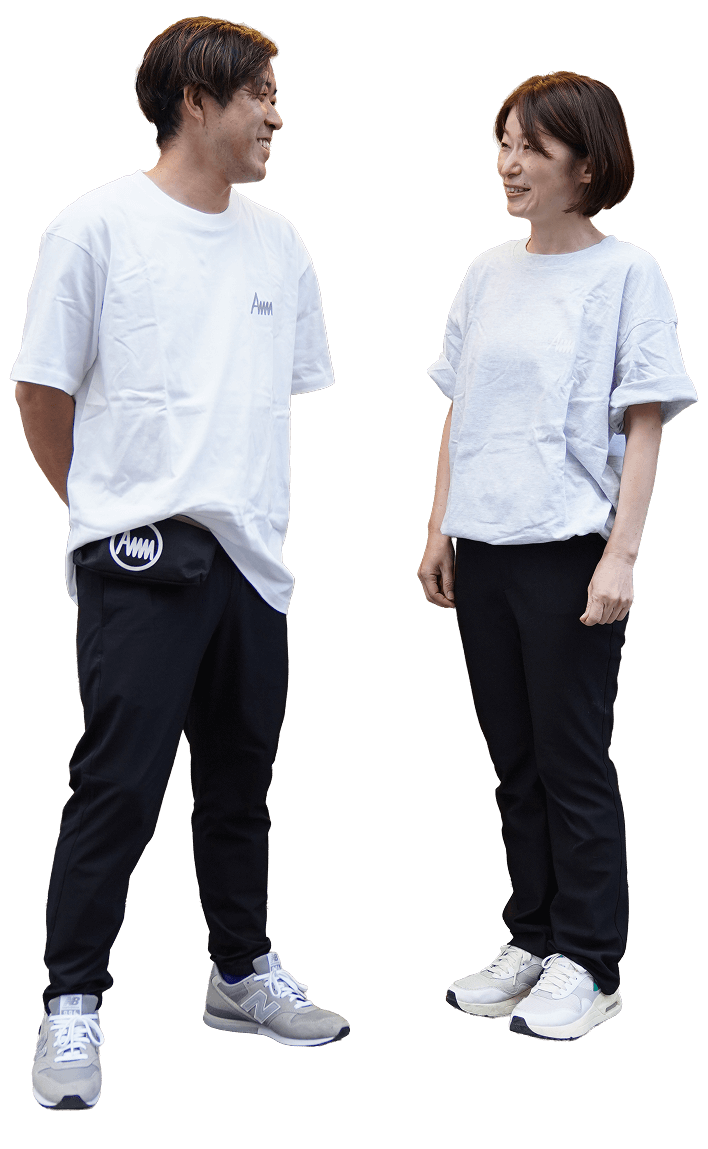 笑顔で向かい合って立つスタッフの写真