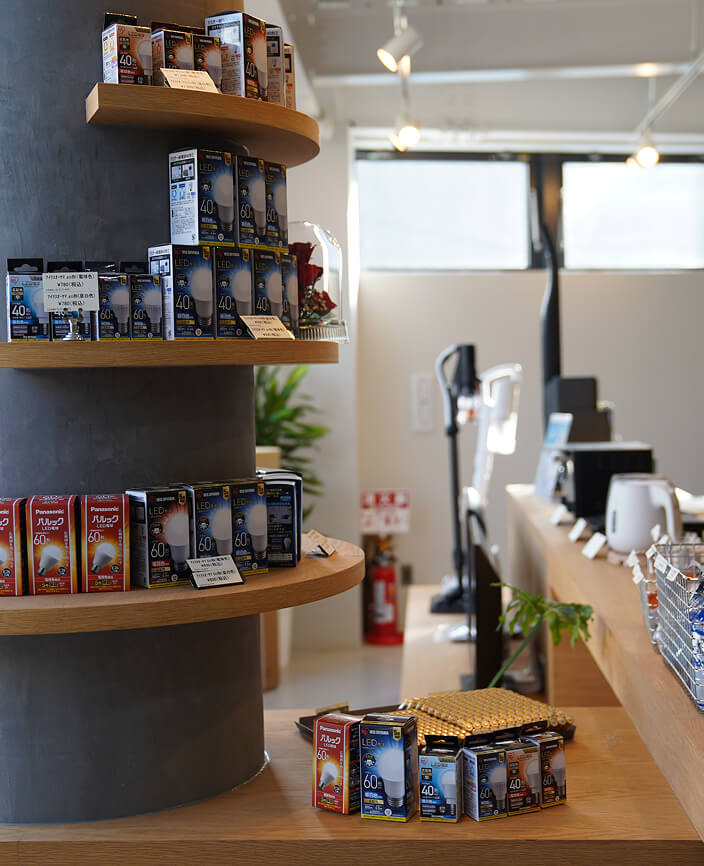 家電や電球が並んだ店内の写真